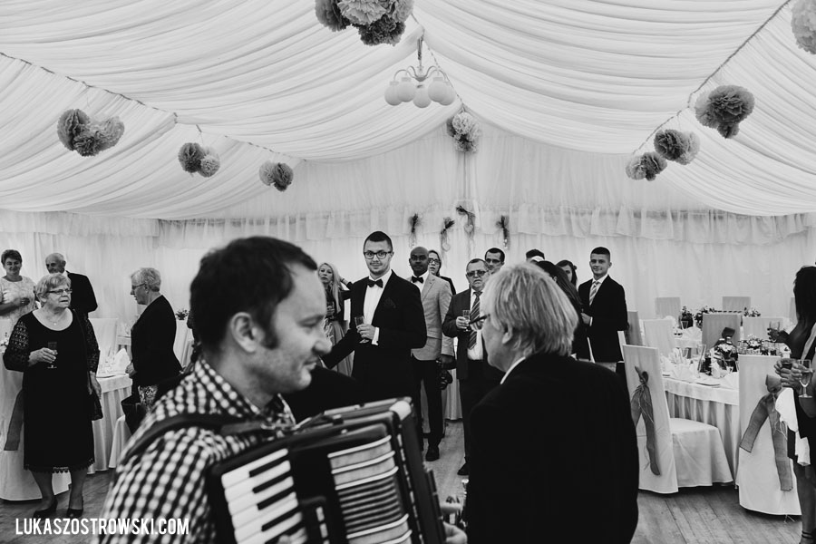 wesele w namiocie, wesele pod namiotem, namiot na wesele, tańce pod namiotem, zabawa weselna pod namiotem, goście weselni pod namiotem, wesele pod namiotem w ogrodzie