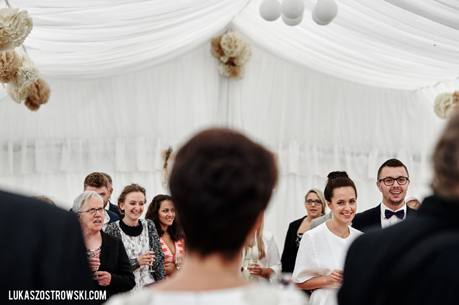 wesele w namiocie, wesele pod namiotem, namiot na wesele, tańce pod namiotem, zabawa weselna pod namiotem, goście weselni pod namiotem, wesele pod namiotem w ogrodzie