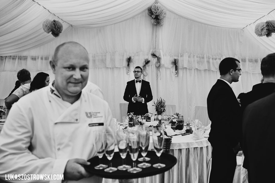 wesele w namiocie, wesele pod namiotem, namiot na wesele, tańce pod namiotem, zabawa weselna pod namiotem, goście weselni pod namiotem, wesele pod namiotem w ogrodzie