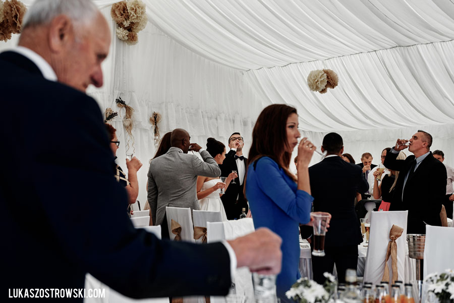 wesele w namiocie, wesele pod namiotem, namiot na wesele, tańce pod namiotem, zabawa weselna pod namiotem, goście weselni pod namiotem, wesele pod namiotem w ogrodzie