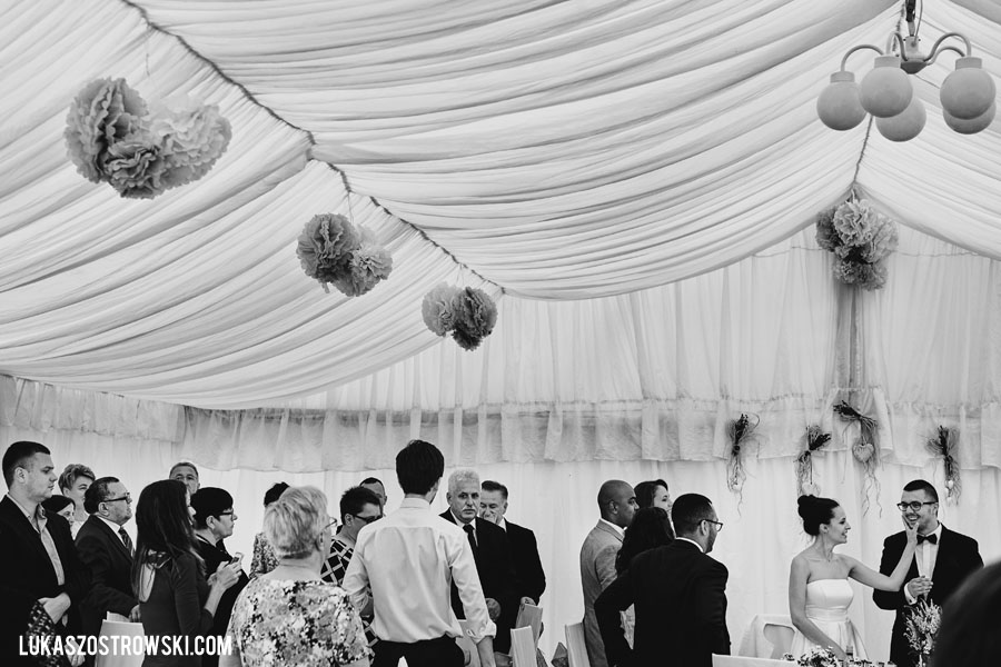 wesele w namiocie, wesele pod namiotem, namiot na wesele, tańce pod namiotem, zabawa weselna pod namiotem, goście weselni pod namiotem, wesele pod namiotem w ogrodzie