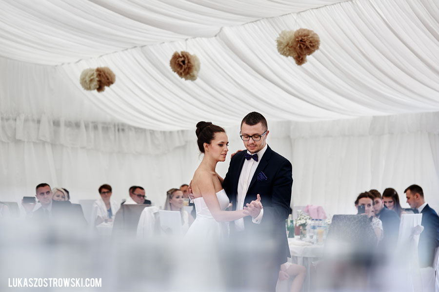 wesele w namiocie, wesele pod namiotem, namiot na wesele, tańce pod namiotem, zabawa weselna pod namiotem, goście weselni pod namiotem, wesele pod namiotem w ogrodzie