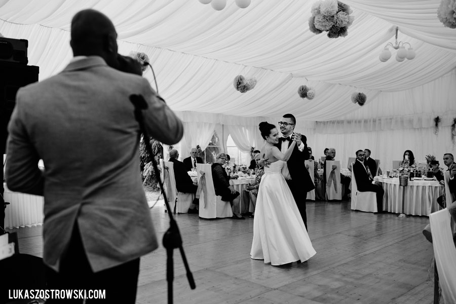 wesele w namiocie, wesele pod namiotem, namiot na wesele, tańce pod namiotem, zabawa weselna pod namiotem, goście weselni pod namiotem, wesele pod namiotem w ogrodzie