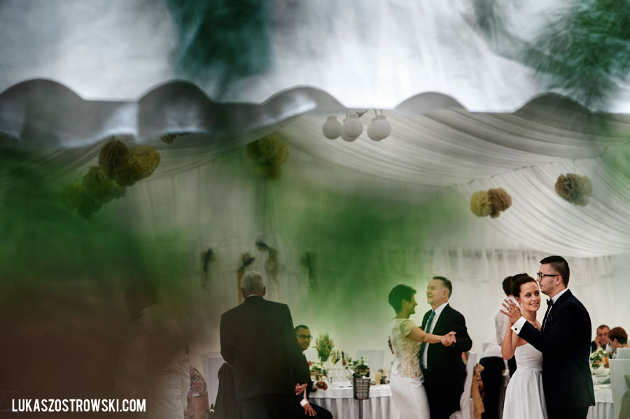 wesele w namiocie, wesele pod namiotem, namiot na wesele, tańce pod namiotem, zabawa weselna pod namiotem, goście weselni pod namiotem, wesele pod namiotem w ogrodzie