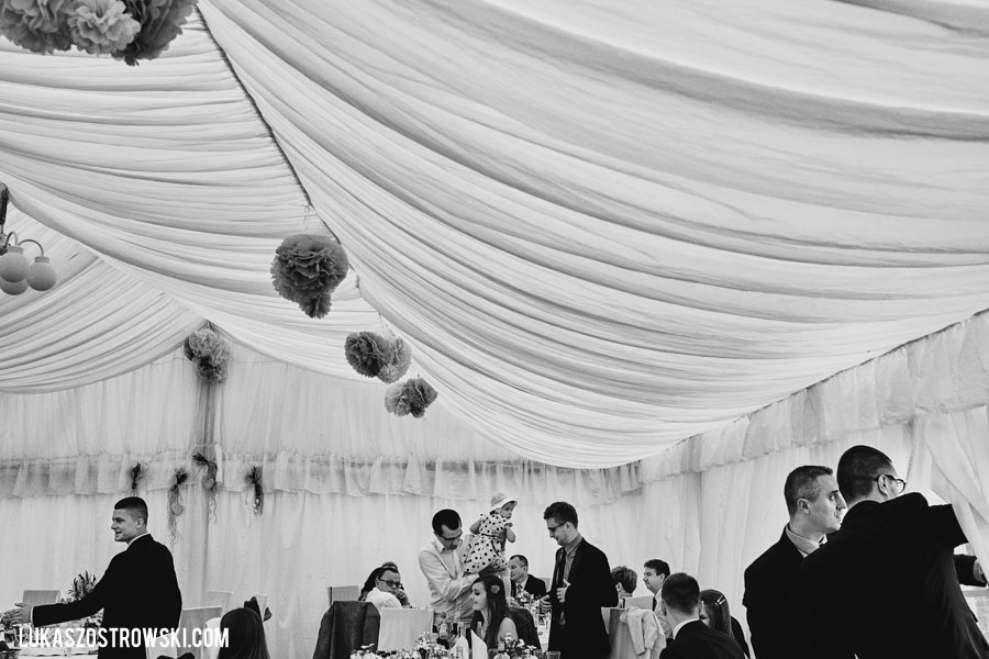 wesele w namiocie, wesele pod namiotem, namiot na wesele, tańce pod namiotem, zabawa weselna pod namiotem, goście weselni pod namiotem, wesele pod namiotem w ogrodzie