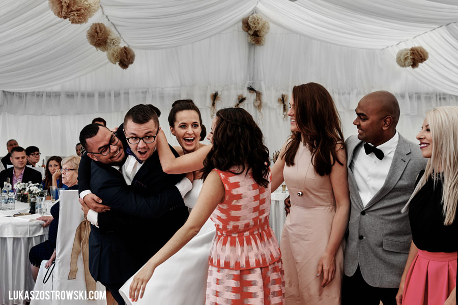 wesele w namiocie, wesele pod namiotem, namiot na wesele, tańce pod namiotem, zabawa weselna pod namiotem, goście weselni pod namiotem, wesele pod namiotem w ogrodzie