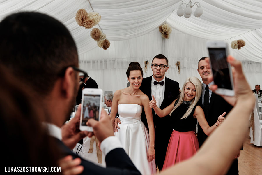 wesele w namiocie, wesele pod namiotem, namiot na wesele, tańce pod namiotem, zabawa weselna pod namiotem, goście weselni pod namiotem, wesele pod namiotem w ogrodzie