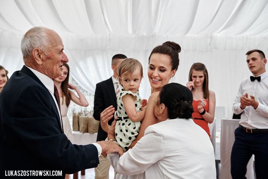 wesele w namiocie, wesele pod namiotem, namiot na wesele, tańce pod namiotem, zabawa weselna pod namiotem, goście weselni pod namiotem, wesele pod namiotem w ogrodzie