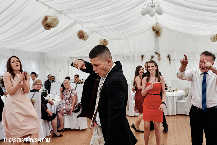 wesele w namiocie, wesele pod namiotem, namiot na wesele, tańce pod namiotem, zabawa weselna pod namiotem, goście weselni pod namiotem, wesele pod namiotem w ogrodzie