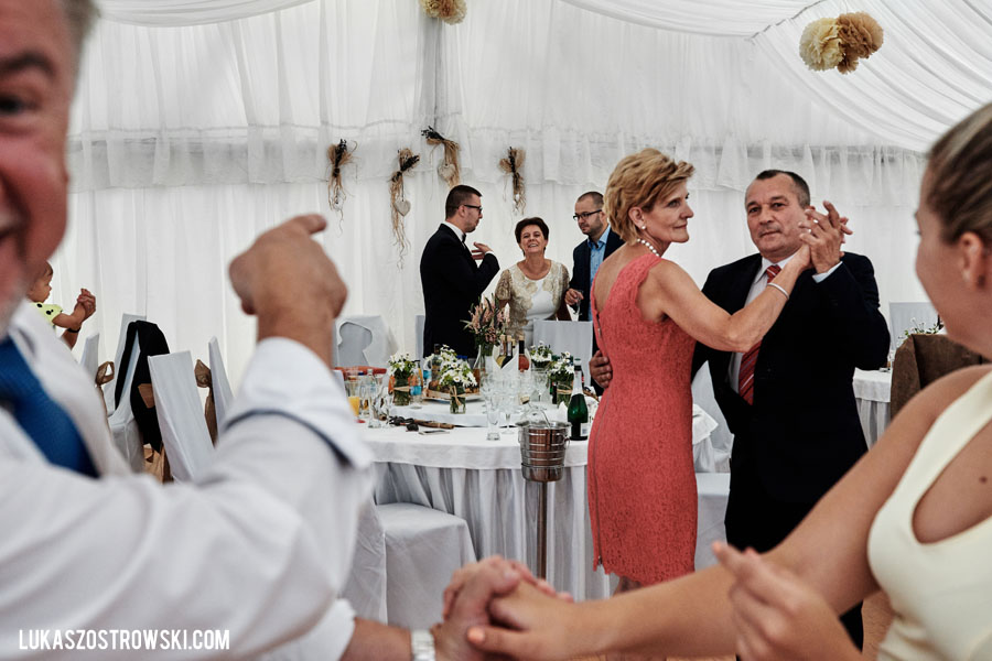 wesele w namiocie, wesele pod namiotem, namiot na wesele, tańce pod namiotem, zabawa weselna pod namiotem, goście weselni pod namiotem, wesele pod namiotem w ogrodzie