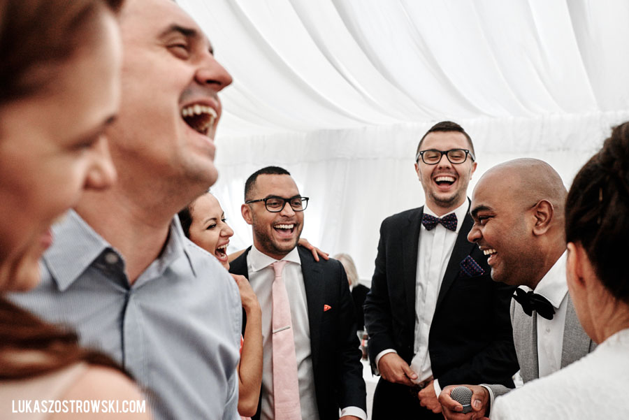 wesele w namiocie, wesele pod namiotem, namiot na wesele, tańce pod namiotem, zabawa weselna pod namiotem, goście weselni pod namiotem, wesele pod namiotem w ogrodzie