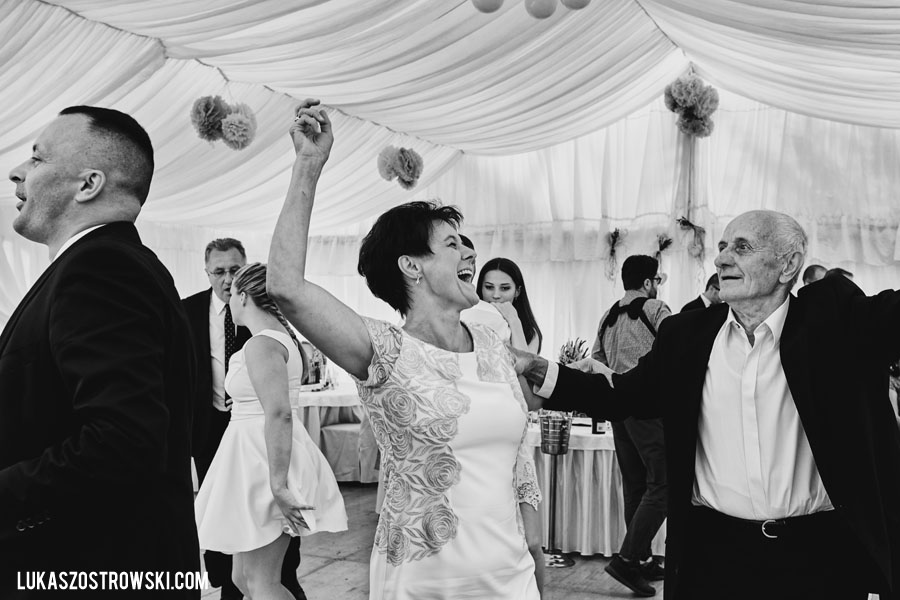 wesele w namiocie, wesele pod namiotem, namiot na wesele, tańce pod namiotem, zabawa weselna pod namiotem, goście weselni pod namiotem, wesele pod namiotem w ogrodzie