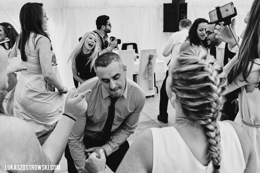 wesele w namiocie, wesele pod namiotem, namiot na wesele, tańce pod namiotem, zabawa weselna pod namiotem, goście weselni pod namiotem, wesele pod namiotem w ogrodzie