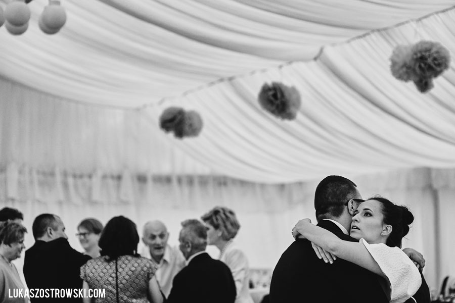 wesele w namiocie, wesele pod namiotem, namiot na wesele, tańce pod namiotem, zabawa weselna pod namiotem, goście weselni pod namiotem, wesele pod namiotem w ogrodzie