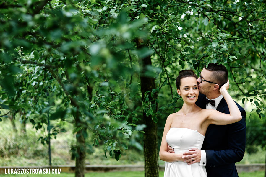 wesele w namiocie, wesele pod namiotem, namiot na wesele, tańce pod namiotem, zabawa weselna pod namiotem, goście weselni pod namiotem, wesele pod namiotem w ogrodzie