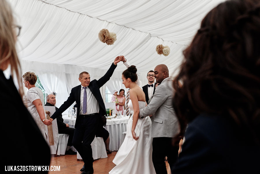 wesele w namiocie, wesele pod namiotem, namiot na wesele, tańce pod namiotem, zabawa weselna pod namiotem, goście weselni pod namiotem, wesele pod namiotem w ogrodzie