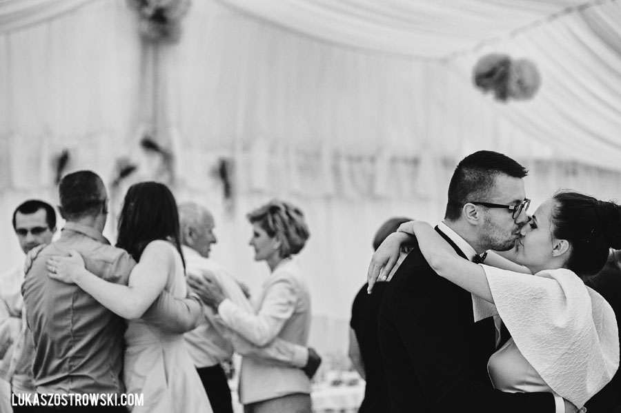 wesele w namiocie, wesele pod namiotem, namiot na wesele, tańce pod namiotem, zabawa weselna pod namiotem, goście weselni pod namiotem, wesele pod namiotem w ogrodzie