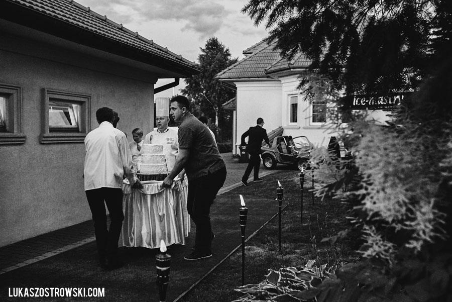 wesele w namiocie, wesele pod namiotem, namiot na wesele, tańce pod namiotem, zabawa weselna pod namiotem, goście weselni pod namiotem, wesele pod namiotem w ogrodzie