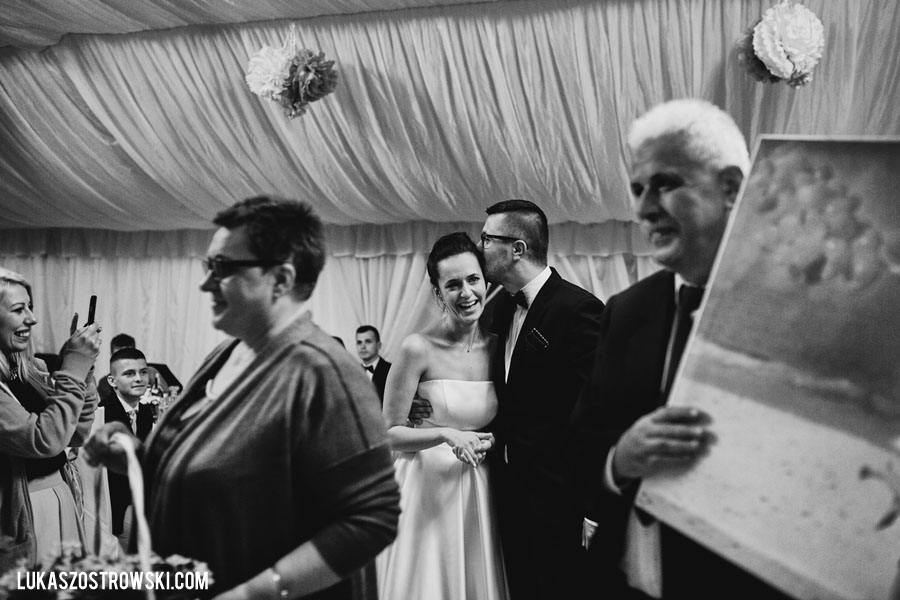 wesele w namiocie, wesele pod namiotem, namiot na wesele, tańce pod namiotem, zabawa weselna pod namiotem, goście weselni pod namiotem, wesele pod namiotem w ogrodzie