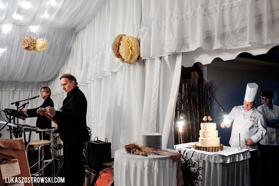 wesele w namiocie, wesele pod namiotem, namiot na wesele, tańce pod namiotem, zabawa weselna pod namiotem, goście weselni pod namiotem, wesele pod namiotem w ogrodzie