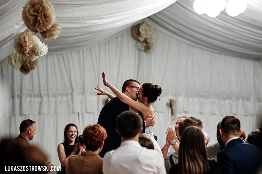 wesele w namiocie, wesele pod namiotem, namiot na wesele, tańce pod namiotem, zabawa weselna pod namiotem, goście weselni pod namiotem, wesele pod namiotem w ogrodzie