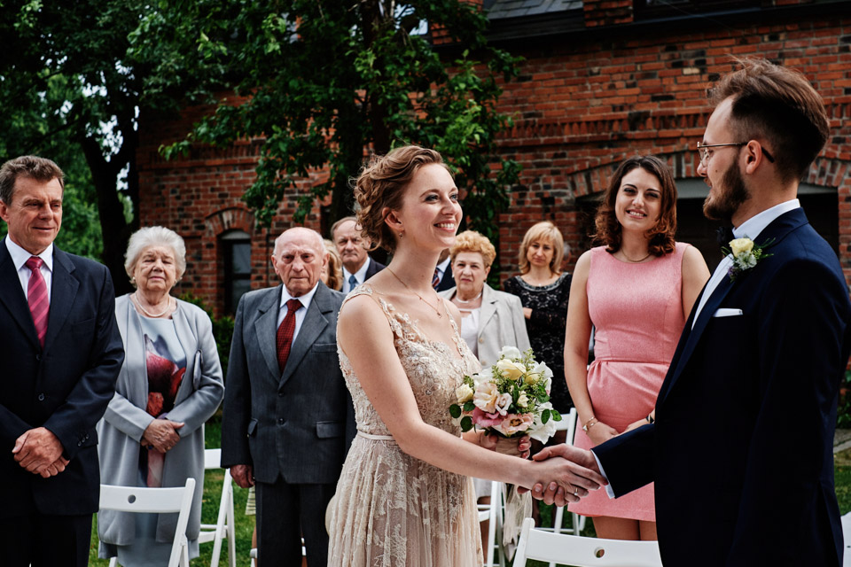 rustykalne wesele w folwarku, rustykalne wesele, wesele boho, ceremonia cywilna w plenerze, ceremonia w plenerze, reportaż ślubny, łukasz ostrowski