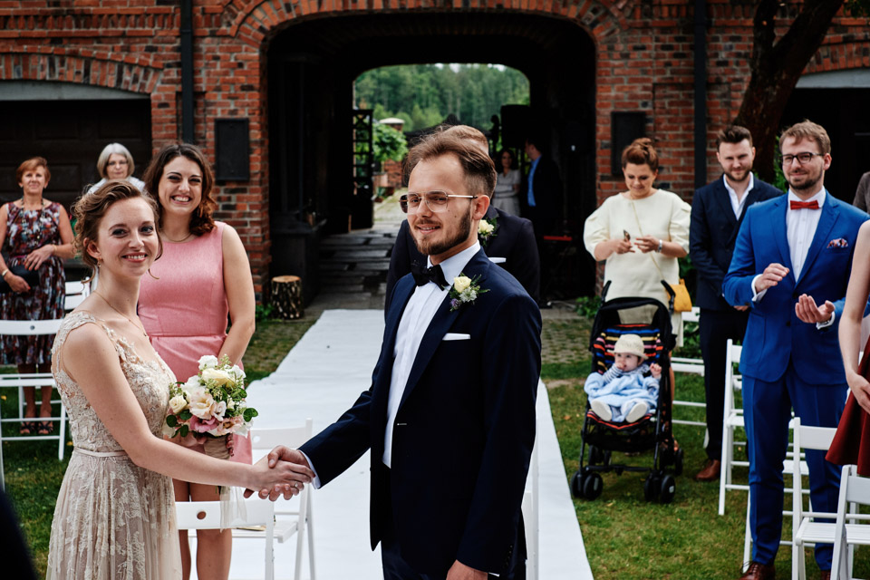 rustykalne wesele w folwarku, rustykalne wesele, wesele boho, ceremonia cywilna w plenerze, ceremonia w plenerze, reportaż ślubny, łukasz ostrowski