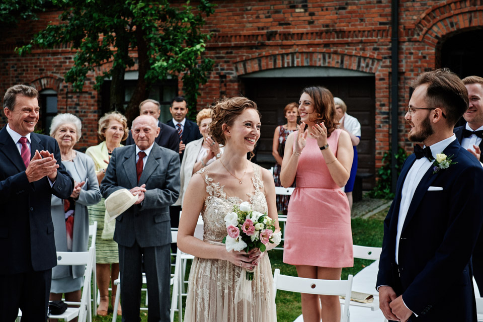 rustykalne wesele w folwarku, rustykalne wesele, wesele boho, ceremonia cywilna w plenerze, ceremonia w plenerze, reportaż ślubny, łukasz ostrowski