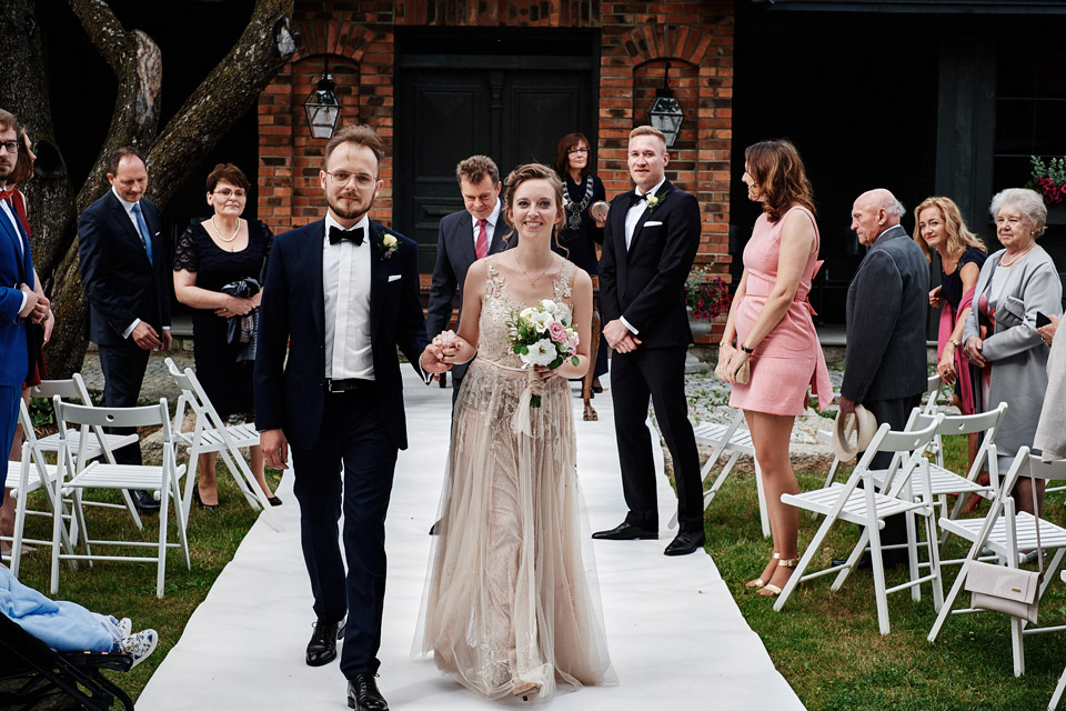 rustykalne wesele w folwarku, rustykalne wesele, wesele boho, ceremonia cywilna w plenerze, ceremonia w plenerze, reportaż ślubny, łukasz ostrowski