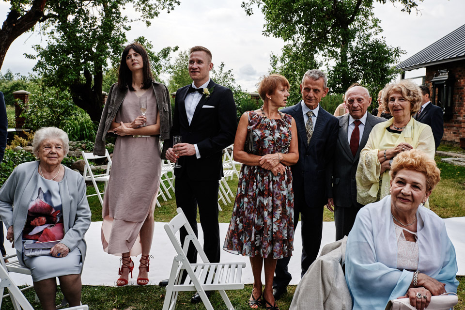 rustykalne wesele w folwarku, rustykalne wesele, wesele boho, ceremonia cywilna w plenerze, ceremonia w plenerze, reportaż ślubny, łukasz ostrowski