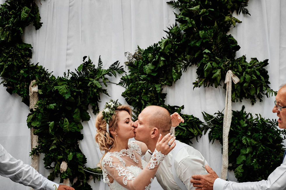 panna młoda w wianku pocałunek