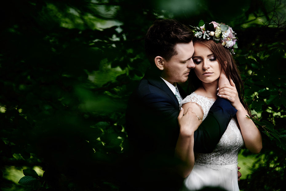 Sesja ślubna w lesie, plener ślubny, zdjęcia ślubne w plenerze, fotografia ślubna w plenerze