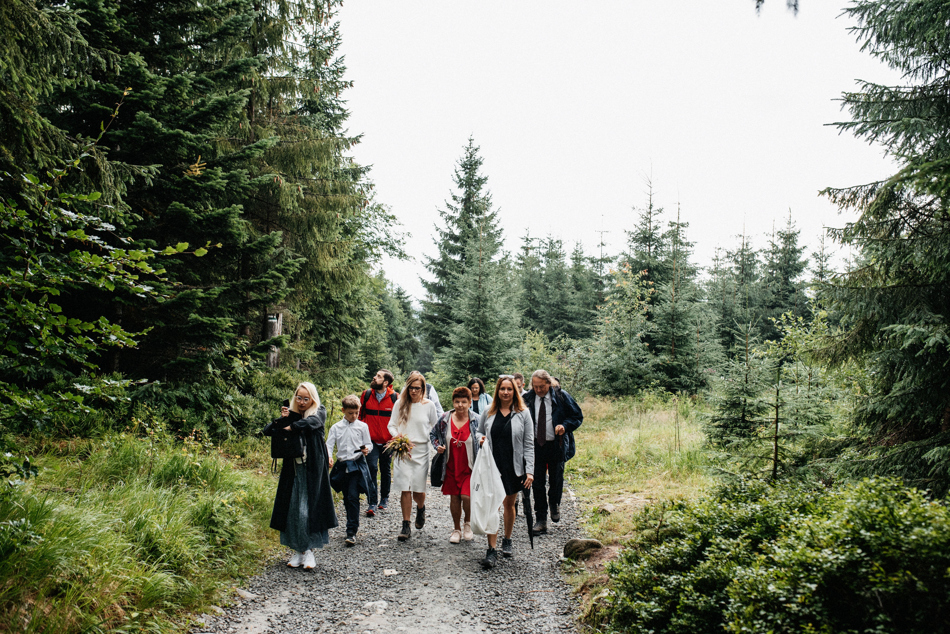 Fotograf na Ślub Ekstremalny: Ceremonia w Górach w Deszczu