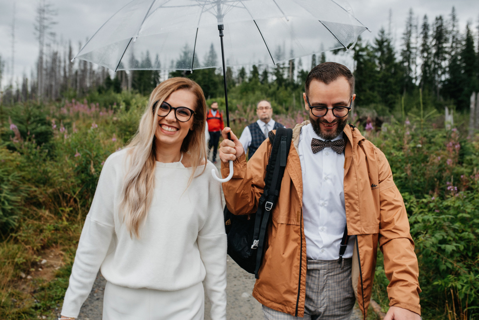 Fotograf na Ślub Ekstremalny: Ceremonia w Górach w Deszczu