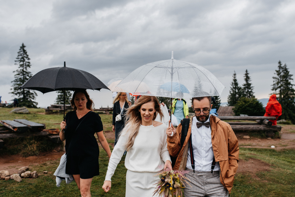 Fotograf na Ślub Ekstremalny: Ceremonia w Górach w Deszczu