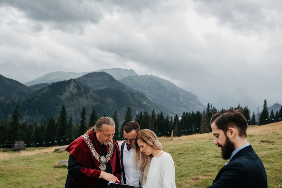 Fotograf na Ślub Ekstremalny: Ceremonia w Górach w Deszczu