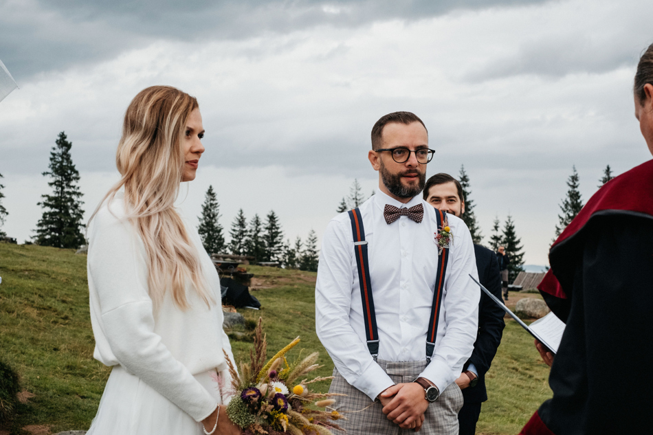 Fotograf na Ślub Ekstremalny: Ceremonia w Górach w Deszczu