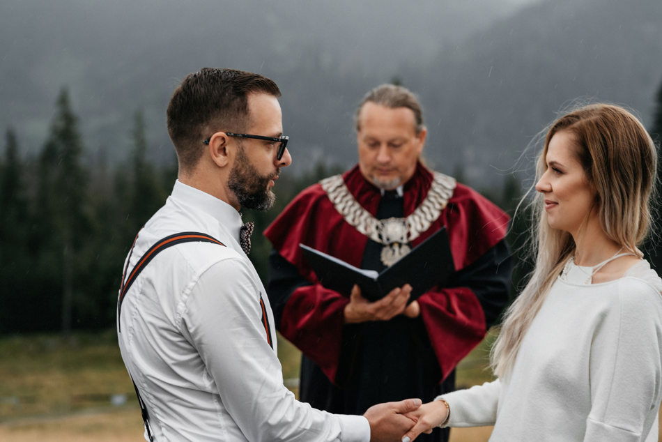 Fotograf na Ślub Ekstremalny: Ceremonia w Górach w Deszczu