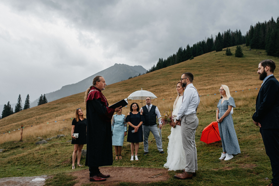 Fotograf na Ślub Ekstremalny: Ceremonia w Górach w Deszczu