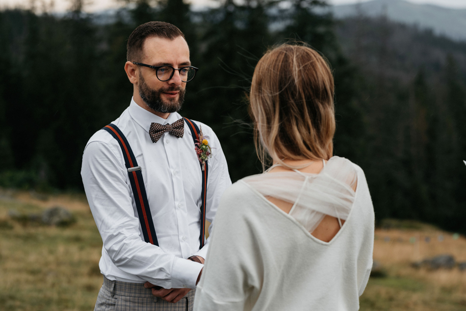 Fotograf na Ślub Ekstremalny: Ceremonia w Górach w Deszczu