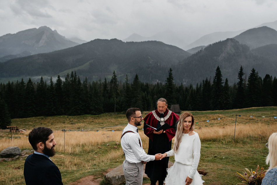 Fotograf na Ślub Ekstremalny: Ceremonia w Górach w Deszczu