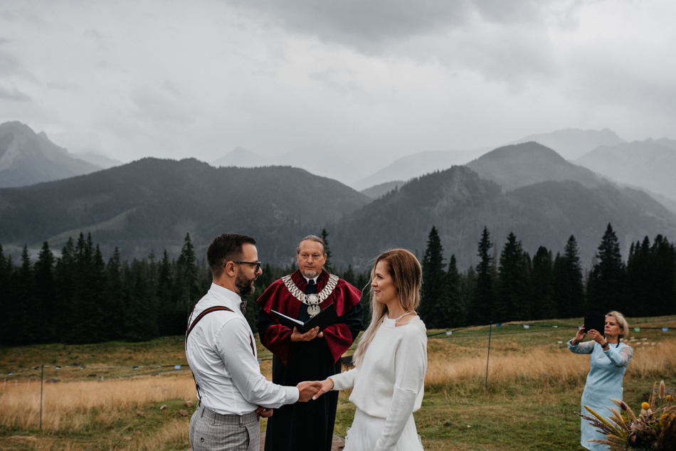 Fotograf na Ślub Ekstremalny: Ceremonia w Górach w Deszczu