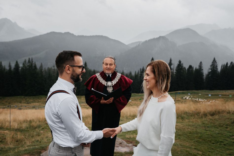 Fotograf na Ślub Ekstremalny: Ceremonia w Górach w Deszczu