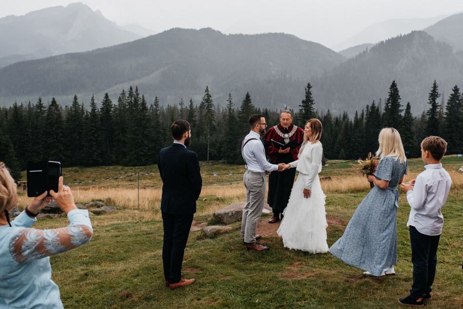 Fotograf na Ślub Ekstremalny: Ceremonia w Górach w Deszczu
