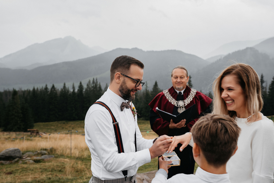Fotograf na Ślub Ekstremalny: Ceremonia w Górach w Deszczu