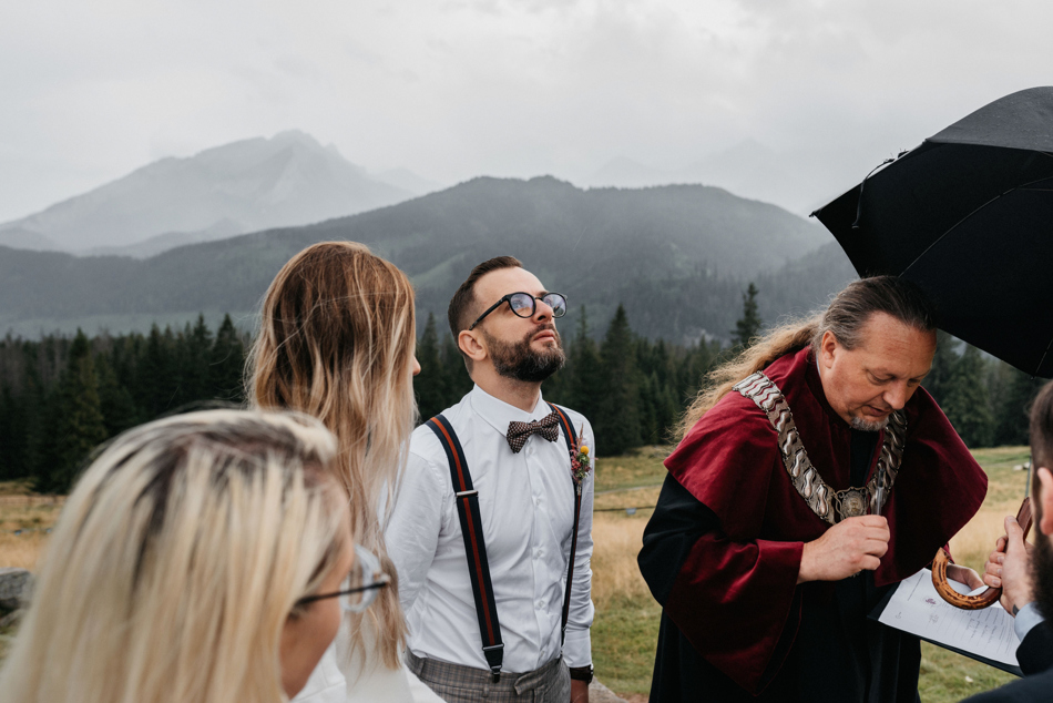 Fotograf na Ślub Ekstremalny: Ceremonia w Górach w Deszczu