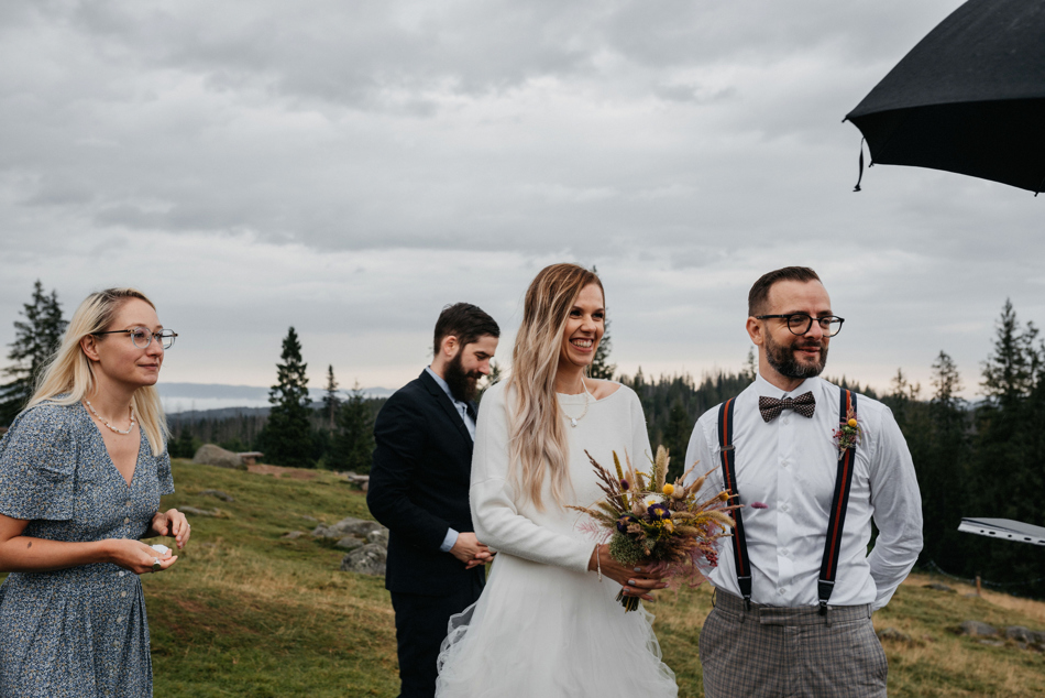 Fotograf na Ślub Ekstremalny: Ceremonia w Górach w Deszczu