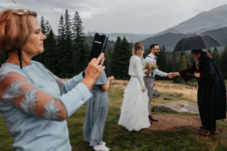 Fotograf na Ślub Ekstremalny: Ceremonia w Górach w Deszczu