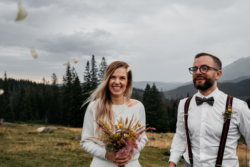 Fotograf na Ślub Ekstremalny: Ceremonia w Górach w Deszczu