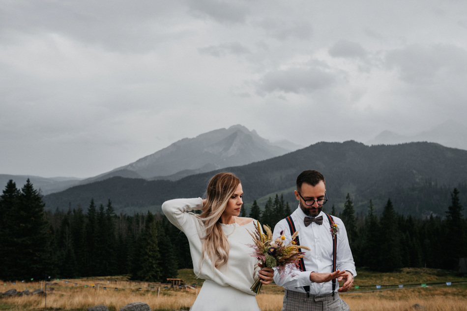 Fotograf na Ślub Ekstremalny: Ceremonia w Górach w Deszczu